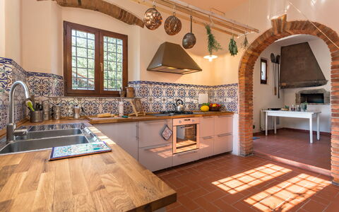 Villa Marina: Comptoir, Propriété, Pièce, Bâtiment, Sol, Design Intérieur, Tuile, Meubles, Cuisine, Maison