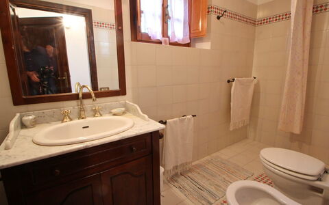 Podere Santa Lucia: Salle De Bains, Propriété, Pièce, Armoire De Toilette, Lavabo, Mur, Tuile, Accessoire Salle De Bain, Évier, Luminaire Plomberie