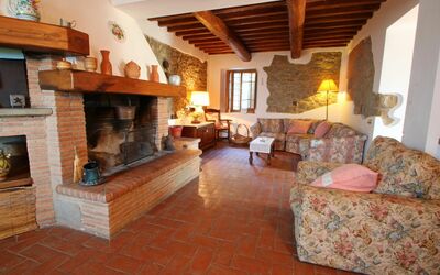 Glicine: Pièce, Propriété, Salon, Foyer, Cheminée, Bâtiment, Domicile, Sol, Design Intérieur, Maison