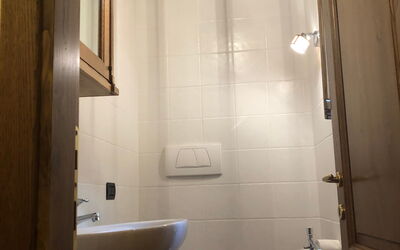 Mandorlo: Marron, Salle De Bains, Lumière, Miroir, Violet, Design Intérieur, Bois, Sol, Évier