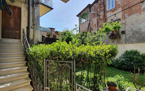 Musetta: Plante, Bâtiment, Fenêtre, Ciel, Chalet, Herbe, Quartier, Zone Résidentielle, Surface De La Route, Façade