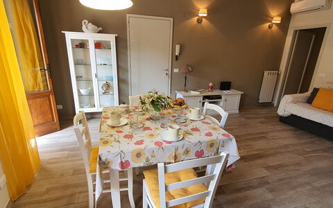 Musetta: Table, Meubles, Aliments, Bois, Chaise, Canapé, Éclairage, Orange, Design Intérieur, Décoration