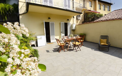 Musetta: Fleur, Plante, Bâtiment, Fenêtre, Table, Chaise, Éclairage, Architecture, Porte, Quartier