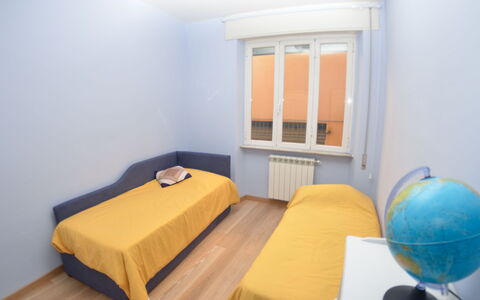 Musetta: Pièce, Meubles, Lit, Chambre, Propriété, Jaune, Design Intérieur, Sol, Drap De Lit, Cadre De Lit