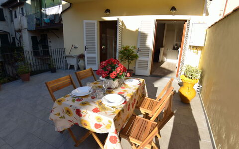 Musetta: Propriété, Pièce, Meubles, Table, Bâtiment, Maison, Immobilier, Domicile, Patio, Porche