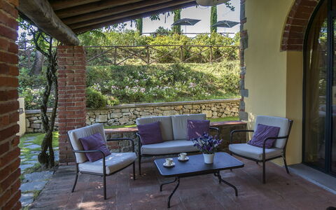 Villa Del Monte: Propriété, Patio, Pièce, Meubles, Bâtiment, Maison, Cour, Design Intérieur, Arrière-Cour, Immobilier