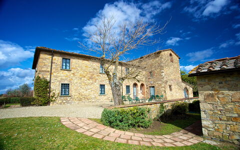 Agriturismo la Papessa: Nuage, Ciel, Plante, Propriété, Fenêtre, La Nature, Bâtiment, Bleu, Paysage Naturel, Lot Terre