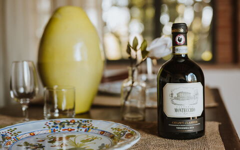 Agriturismo la Papessa: Vaisselle, Bouteille, Drinkware, Table, Verres À Pied, Du Vin, Vaisselle, Bar, Boisson