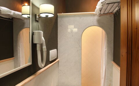 Agriturismo la Papessa: Marron, Robinet, Miroir, Luminaire Plomberie, Évier, Propriété, Lavabo, Bâtiment, Bois, Salle De Bains