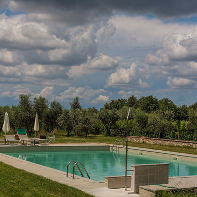 Agriturismo la Papessa: L'Eau, Nuage, Ciel, Plante, Arbre, Bleu Azur, Piscine, Paysage Naturel, Lot Terre, Ombre