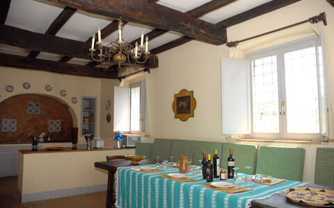 Podere San Giovanni: Table, Propriété, Meubles, Bâtiment, Fenêtre, Cadre, Maison, Design Intérieur, Architecture, Décoration