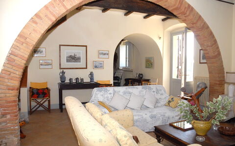 Podere San Giovanni: Plante, Canapé, Propriété, Meubles, Table, Plante D'Appartement, Fenêtre, Pot De Fleur, Bâtiment, Cadre