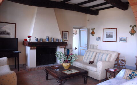 Podere San Giovanni: Meubles, Propriété, Canapé, Table, Cadre, Design Intérieur, Bois, Bâtiment, Salon, Architecture