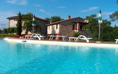 Bazzani Apartments In Siena: L'Eau, Ciel, Propriété, Bâtiment, Nuage, Piscine, Fenêtre, Plante, Bleu Azur, Arbre
