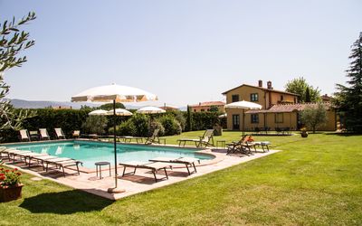 Agriturismo Il Sambuco: Piscine, Propriété, Maison, Bâtiment, Immobilier, Recours, Biens, Herbe, Domicile, Zone Résidentielle
