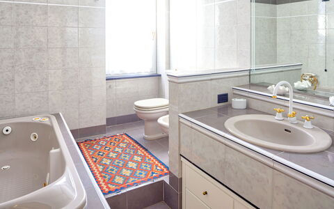 Villa Helvezia - Levanto: Salle De Bains, Propriété, Pièce, Tuile, Robinet, Sol, Design Intérieur, Baignoire, Évier, Immobilier