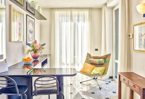 Villa Helvezia - Levanto: Pièce, Meubles, Design Intérieur, Propriété, Rideau, Salon, Jaune, Bâtiment, Table, Domicile