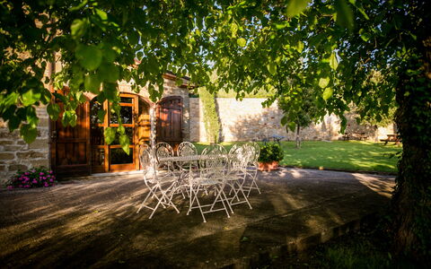 Villa Le Capanne: La Nature, Lumière, Vert, Arbre, Lumière Du Soleil, Herbe, Éclairage, Matin, Ciel, Maison