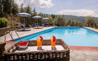 Villa Le Capanne: Piscine, Recours, Propriété, Loisir, Vacances, Immobilier, Bâtiment, Mobilier De Jardin, Balancelle, Villa