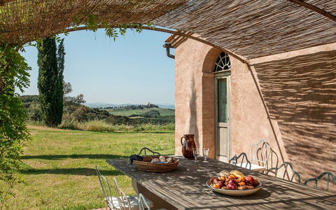 Lavacchio 18: Propriété, Plante, Ciel, Fenêtre, Bois, Bâtiment, Ombre, Table, Pot De Fleur, Herbe