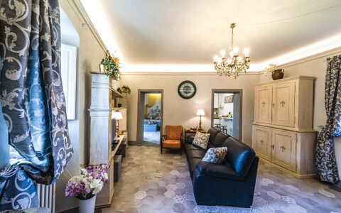 Michelangelo Cortona Apartment: Propriété, Pièce, Bâtiment, Design Intérieur, Bleu, Salon, Plafond, Maison, Immobilier, Jaune