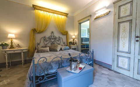 Michelangelo Cortona Apartment: Pièce, Chambre, Propriété, Meubles, Lit, Design Intérieur, Bâtiment, Immobilier, Maison, Biens