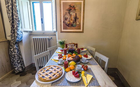 Michelangelo Cortona Apartment: Pièce, Propriété, Jaune, Design Intérieur, Maison, Brunch, Petit Déjeuner, Meubles, Repas, Table