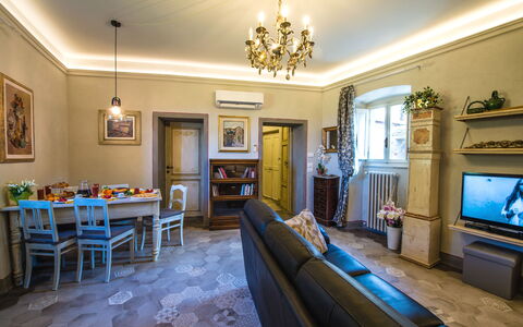 Michelangelo Cortona Apartment: Propriété, Pièce, Bâtiment, Design Intérieur, Salon, Meubles, Immobilier, Maison, Domicile, Jaune