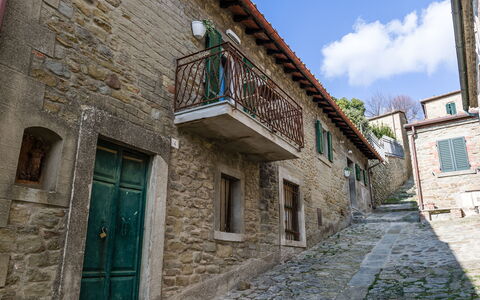 Michelangelo Cortona Apartment: Propriété, Mur, Ville, Bâtiment, Maison, Quartier, Architecture, Façade, Rue, Ciel