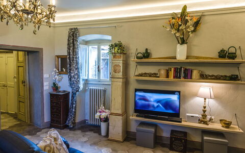 Michelangelo Cortona Apartment: Pièce, Salon, Propriété, Design Intérieur, Bleu, Meubles, Domicile, Bâtiment, Maison, Cheminée