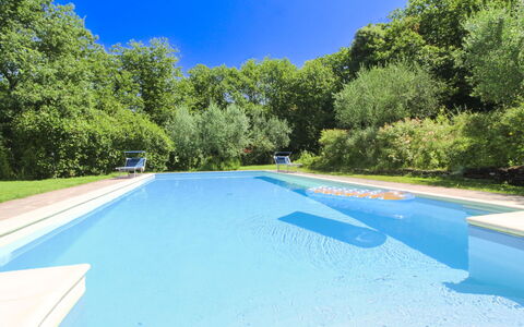 Villa Gioiosa: Bleu, Piscine, L'Eau, Ombre, Jardin, Recours, Aménagement Paysager, Caractéristique De L'Eau, Eco Hôtel, Arrière-Cour