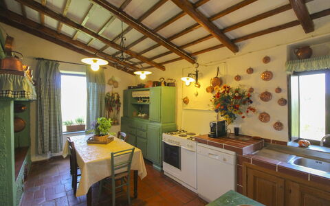 Villa Gioiosa: Meubles, Éclairage, Design Intérieur, Plafond, Luminaire, Chaise, Table Cuisine Et Salle A Manger, Tache De Bois, Plante D'Appartement, Cuisine