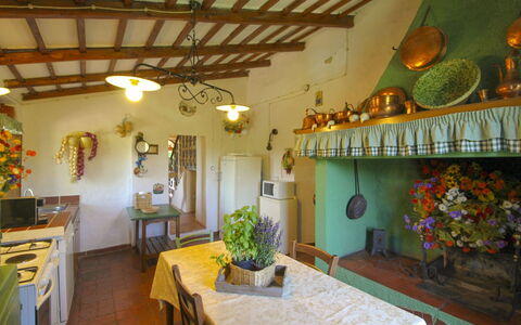Villa Gioiosa: Meubles, Table, Design Intérieur, Chaise, Table Cuisine Et Salle A Manger, Pièce, Plafond, Tache De Bois, Plante D'Appartement, Salle À Manger
