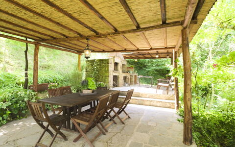 Villa Gioiosa: Bois, Meubles, Table, Table Cuisine Et Salle A Manger, Porche, Chaise, Mobilier De Jardin, Tableau De Plein Air, Tache De Bois, Plafond