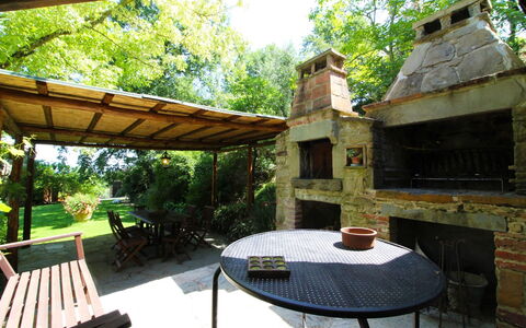 Villa Gioiosa: Meubles, Table, Plante, Arbre, Tableau De Plein Air, Bâtiment, Mobilier De Jardin, Design Intérieur, Bois, Ombre