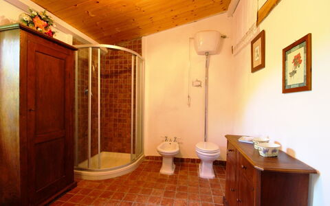 Villa Gioiosa: Pièce, Propriété, Bâtiment, Maison, Design Intérieur, Immobilier, Salle De Bains, Architecture, Sol, Plafond