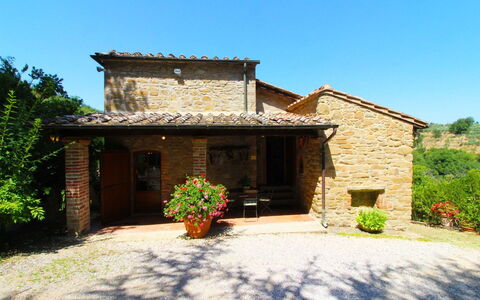 Villa Gioiosa: Plante, Ciel, Bâtiment, Fenêtre, Propriété, Fleur, Porte, Arbre, Maison, Lot Terre