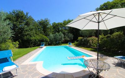 Villa Gioiosa: Ciel, Plante, Piscine, Bleu, Bâtiment, Vert, Arbre, Ombre, Mobilier De Jardin, Balancelle