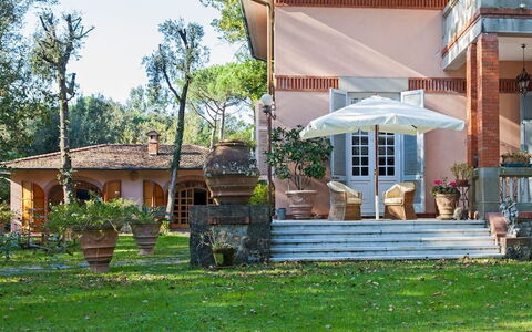 Residenza Marechiaro: Plante, Propriété, Ciel, Arbre, Ombre, Lot Terre, Loisir, Herbe, Paysage, Chalet