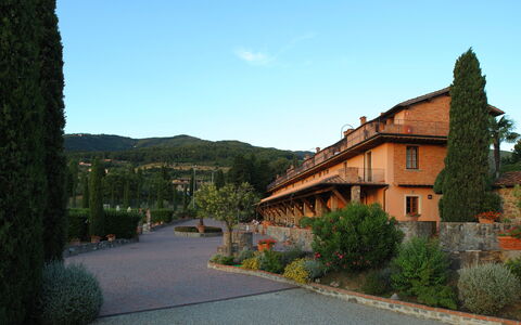 Fattoria Fronzano: Plante, Ciel, Bâtiment, Propriété, Fenêtre, Arbre, Surface De La Route, Montagne, Lot Terre, Maison