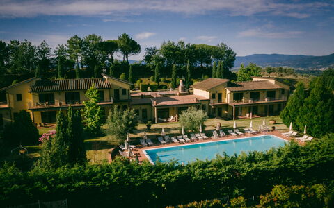 Fattoria Fronzano: Nuage, Ciel, Plante, L'Eau, Bâtiment, Vert, Arbre, Piscine, Plan D'Eau, Lot Terre