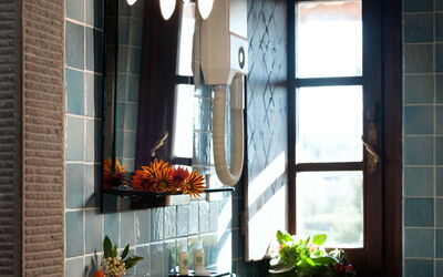 Piazza 2 Bilo: Propriété, Bâtiment, Fenêtre, Luminaire Plomberie, Blanc, Plante, Design Intérieur, Salle De Bains, Éclairage