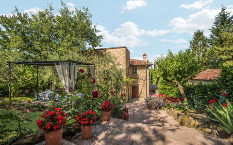 Torre del Cielo: Propriété, Jardin, Domicile, Immobilier, Maison, Cour, Botanique, Zone Résidentielle, Bâtiment, Fleur