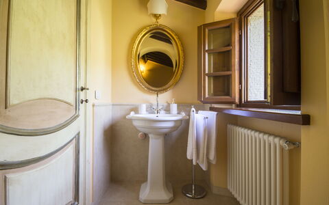Villa Il Sasso: Propriété, Pièce, Salle De Bains, Toilette, Luminaire Plomberie, Design Intérieur, Architecture, Immobilier, Bâtiment, Accessoire Salle De Bain
