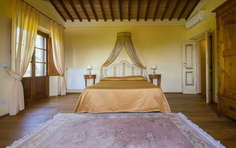 Villa Il Sasso: Chambre, Pièce, Propriété, Lit, Meubles, Jaune, Drap De Lit, Design Intérieur, Plafond, Maison