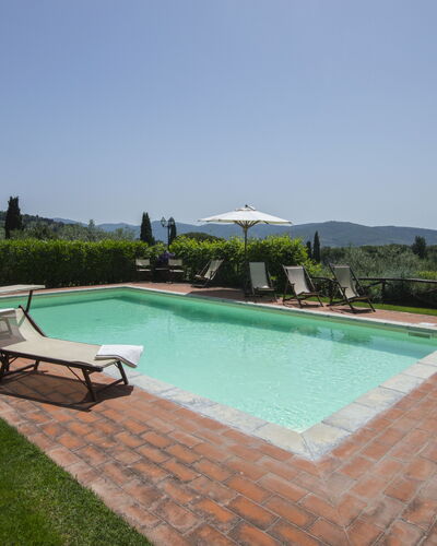 Villa Il Sasso: Piscine, Propriété, Herbe, Arrière-Cour, Biens, Immobilier, Maison, Loisir, Balancelle, Cour