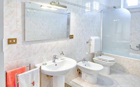 Via Dante Vacanze - Levanto: Salle De Bains, Propriété, Pièce, Tuile, Robinet, Design Intérieur, Mur, Sol, Architecture, Luminaire Plomberie