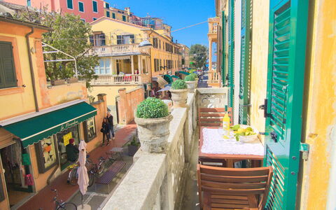 Via Dante Vacanze - Levanto: Quartier, Ville, Jaune, Propriété, Bâtiment, Rue, Zone Urbaine, Maison, Immobilier, Architecture