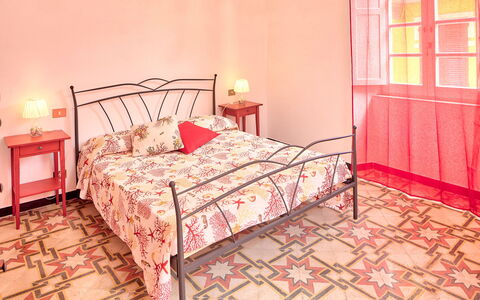 Via Dante Vacanze - Levanto: Chambre, Lit, Meubles, Pièce, Drap De Lit, Rose, Cadre De Lit, Propriété, Design Intérieur, Literie