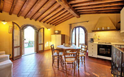 Casa Rossa 3: Meubles, Propriété, Table, Canapé, Bois, Fenêtre, Cabinetry, Éclairage, Salon, Design Intérieur